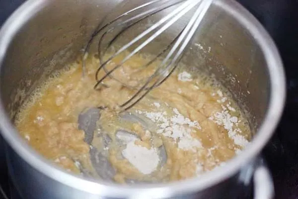 اضافه کردن شربت و آرد در تهیه کاچی سنتی