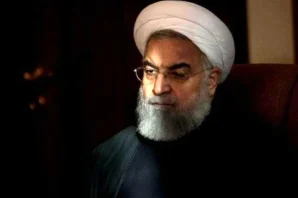 عکسی از اشک ریختن حسن روحانی در هنگام روضه خوانی رهبر شهید انقلاب