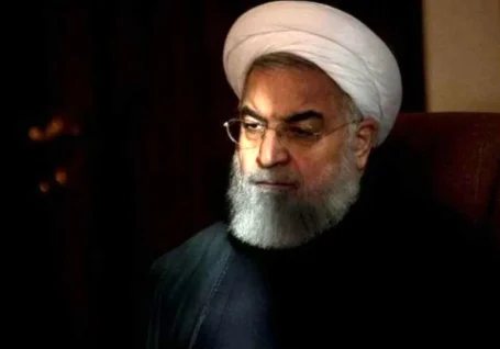 عکسی از اشک ریختن حسن روحانی در هنگام روضه خوانی رهبر شهید انقلاب