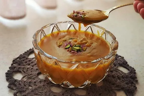 کاچی سنتی با تزئین پسته